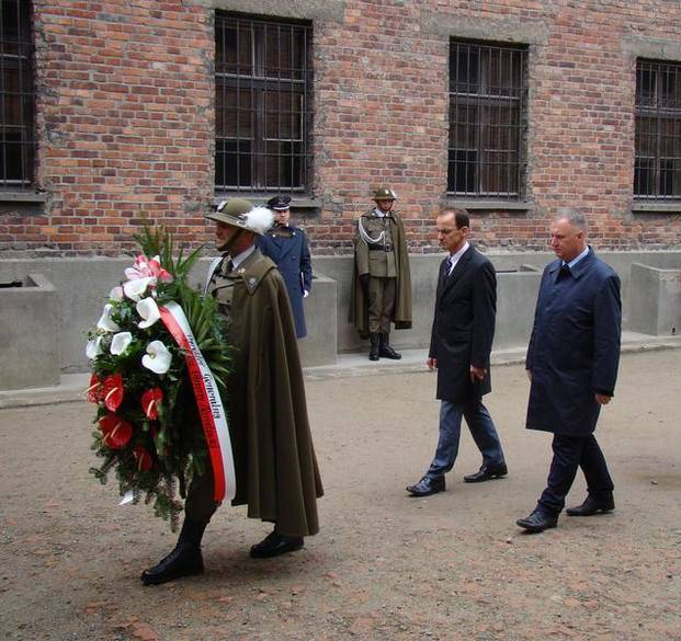 Hołd rozstrzelanym w Auschwitz 11 października 1943 r.