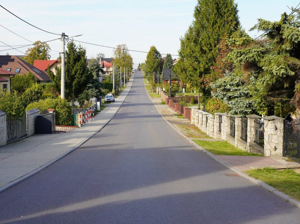 Droga powiatowa w gminie Olkusz po remoncie, z chodnikiem wzdłuż jezdni