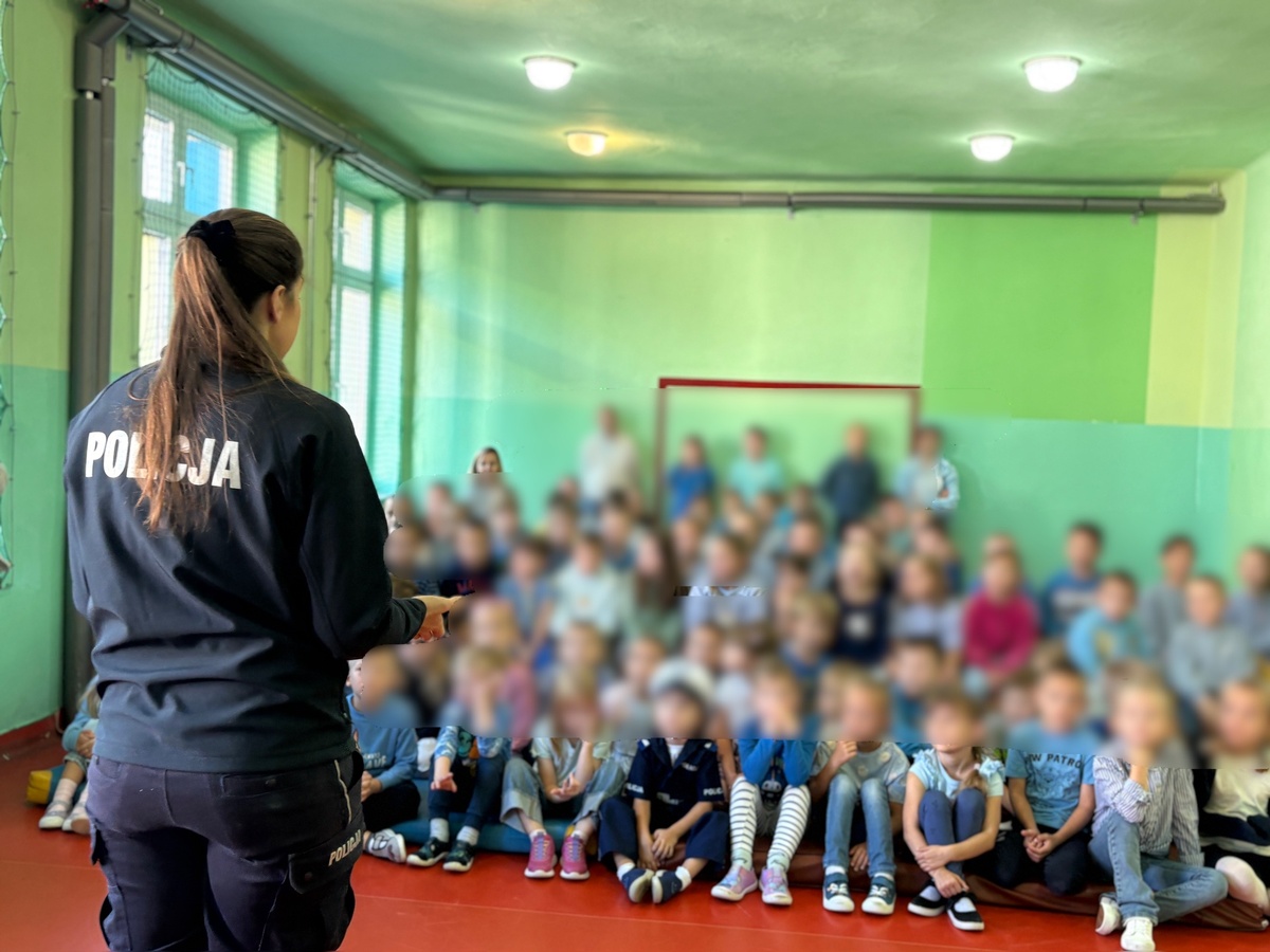 Policjanci w szkołach w Olkuszu, Bydlinie i Trzyciążu. Rozmawiali o hejcie i odpowiedzialności nieletnich