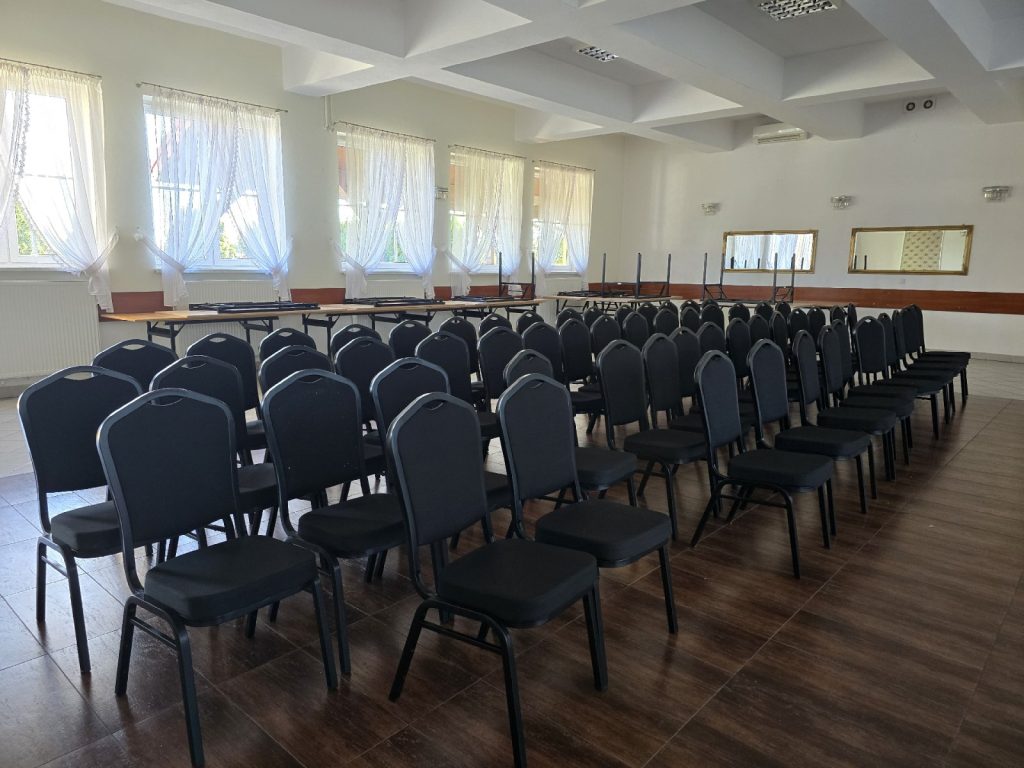 Sala świetlicy wiejskiej w Rodakach z nowymi krzesłami bankietowymi