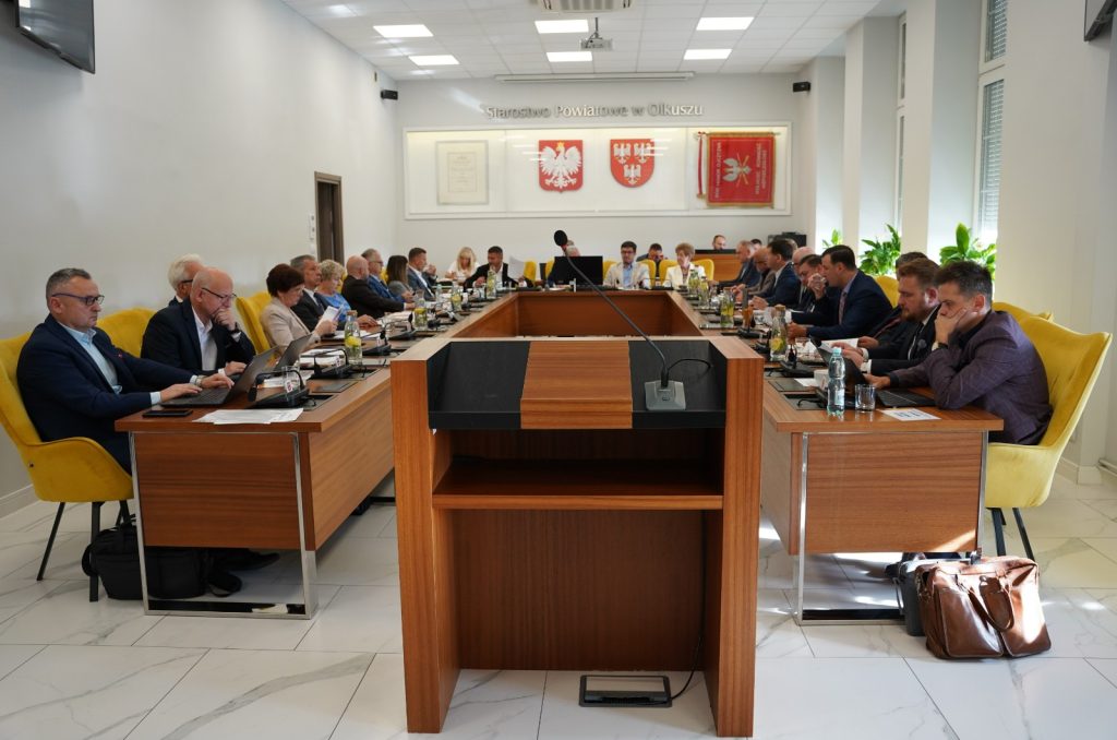 Sala obrad Rady Powiatu w Starostwie Powiatowym w Olkuszu podczas XIX sesji
